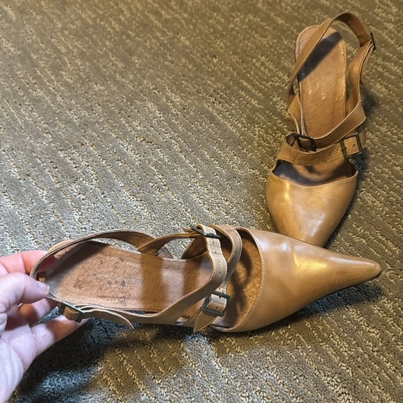 Gorgeous Dries Van Noten pointy toe sling backs. Fabulous go with anything tan. - Picture 2 of 7